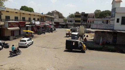 सवाईमाधोपुर. बजरिया में चौथकाबरवाड़ा बस स्टैण्ड पर बंद दुकाने।