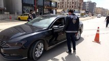 Yüksekova'da polis ekipleri kısıtlama denetimi yaptı
