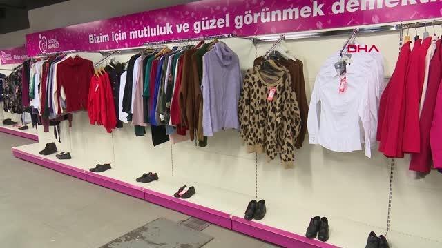 İSTANBUL,BEYOĞLU'NDA YARDIM KOLİLERİ BELEDİYE EKİPLERİ TARAFINDAN KAPI KAPI DAĞITILDI