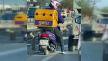 Antalya’da trafikte kurye ile köpek arasında yürek ısıtan görüntü