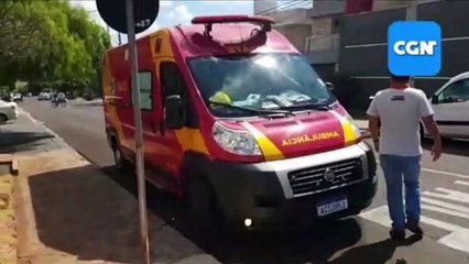 Mulher de 44 anos é socorrida após bater moto contra furgão no Bairro Coqueiral