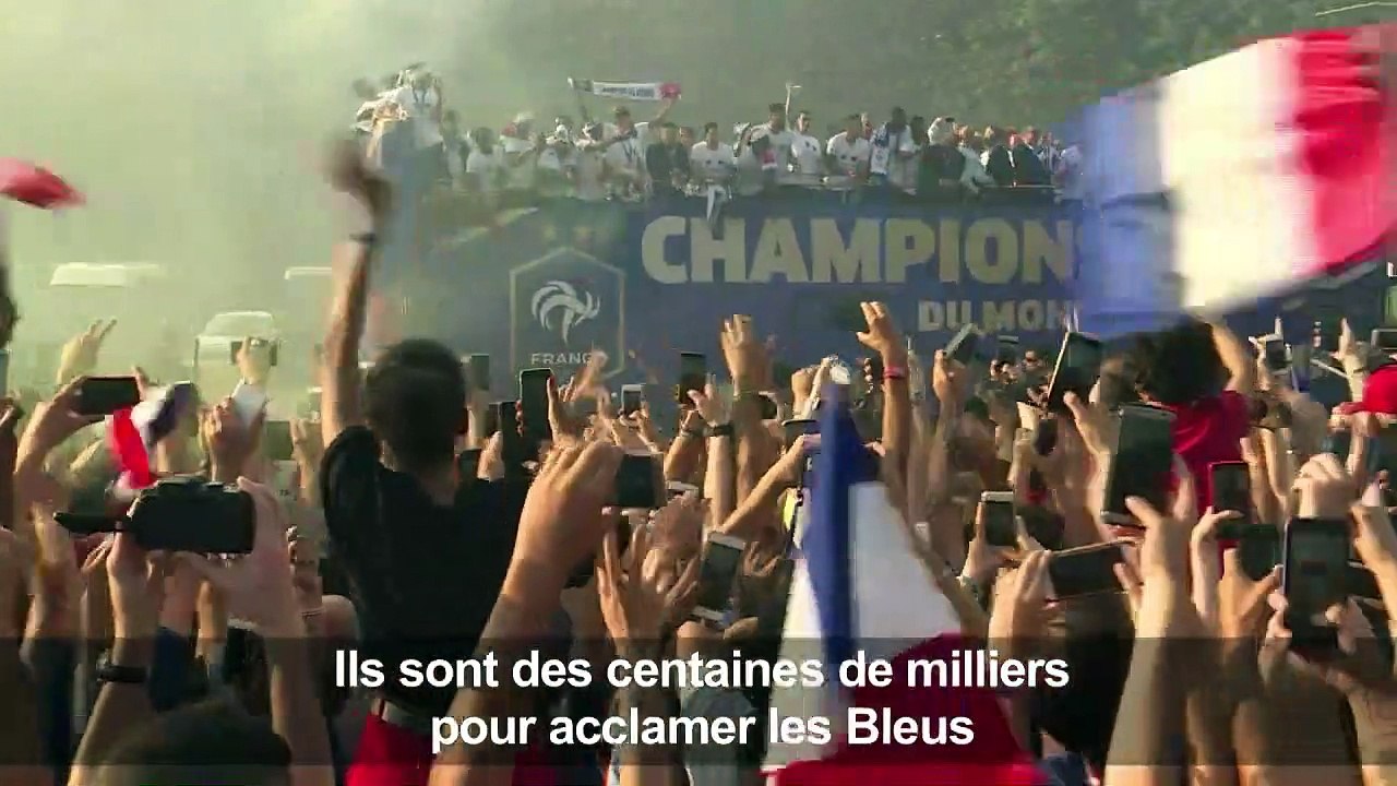 Foule en délire sur les Champs Elysées pour accueillir les Bleus