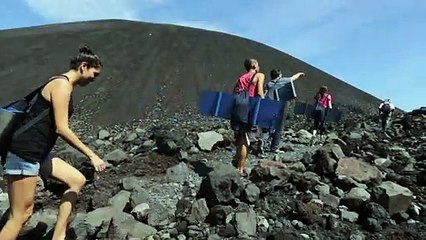 Au Nicaragua, des touristes descendent un volcan en sand-board