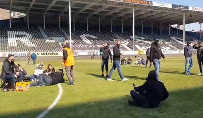 Le stade de Charleroi envahi par des supporters furieux