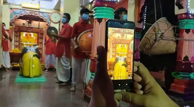 भक्तों को फेसबुक लाइट के माध्यम से महाराजगंज से मंदिर की आरती का करा रहे दर्शन