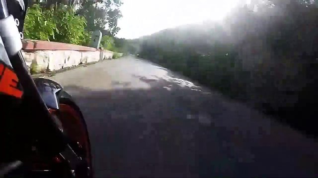 Ce motard évite de justesse une voiture à contre sens