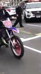 Un policier teste une motocross et va le regretter