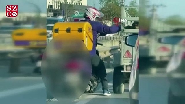 Antalya’da trafikte kurye ile köpek arasında yürek ısıtan görüntü