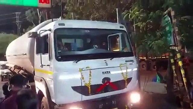 MP: संकट के बीच राहतभरी खबर, जामनगर से इंदौर पहुंचा ऑक्सीजन का पहला टैंकर, हैदराबाद की कंपनी देगी 12 हजार 'रेमडेसिविर'