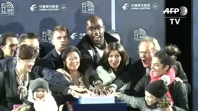 Les illuminations de Noël démarrent sur les Champs-Elysées