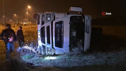 Park halindeki tırın frenleri boşalınca boş araziye devrildi