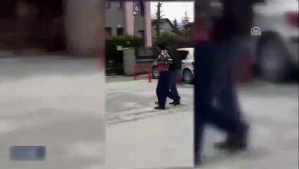 Sokak ortasında silahlı çatışma anı kamerada