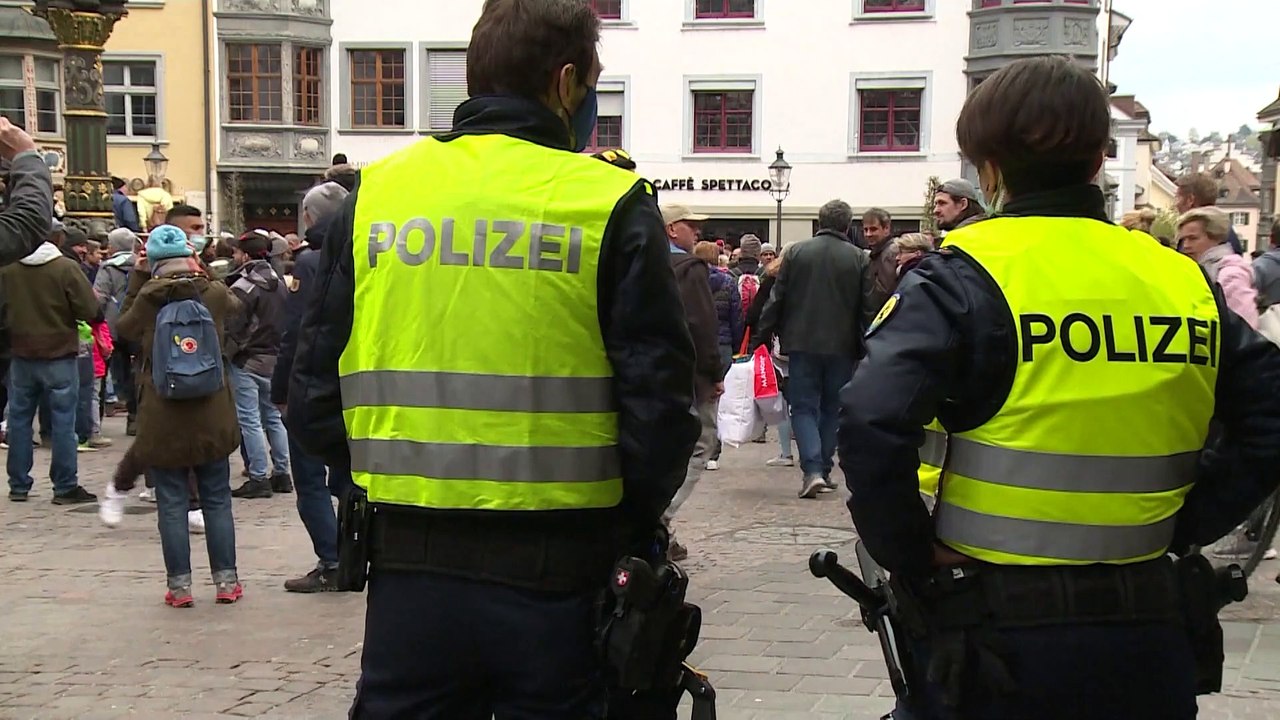 Wut über Coronaregeln - Proteste in Bosnien, Italien und der Schweiz