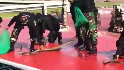 Endonezyalı özel birliklerden ilginç gösteri! Yılan kanı içtiler!