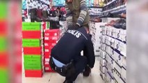 Polis memuru, engelli gence ayakkabı aldı