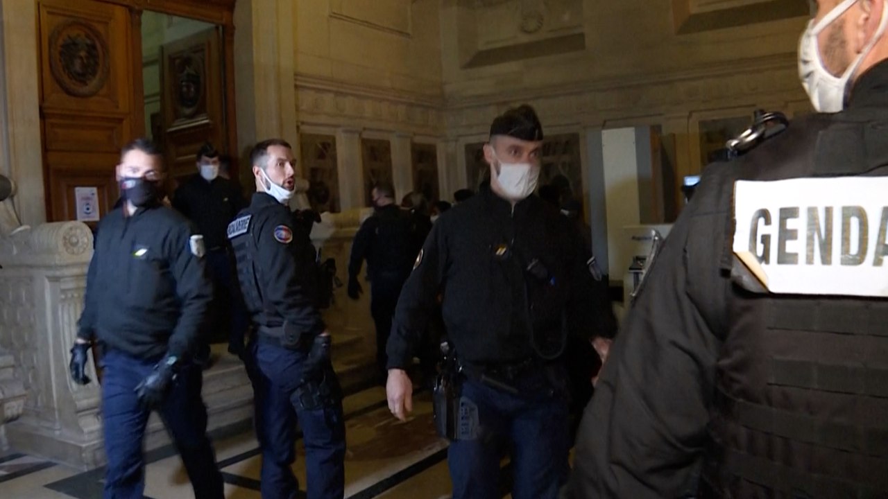 Policiers brûlés à Viry-Châtillon : 6 à 18 ans de prison pour cinq accusés, huit acquittements