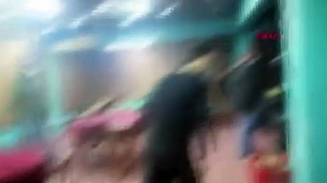 Polis denetiminde kendini çarşafla gizledi, açık kalan ayaklarından yakalandı