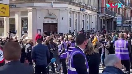 Wanita Telanjang Dada Ganggu Pemakaman Pangeran Philip