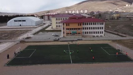 Öğretmenler atıl sentetik çimden öğrencileri için saha yaptı