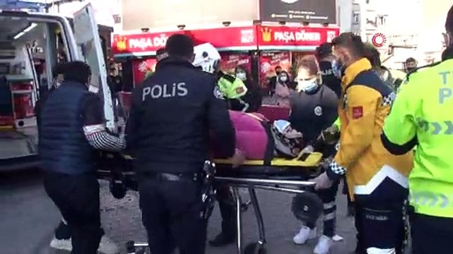 Taksiden indiği arkadaşıyla kaldırımda yürüyen kadına otomobilin çarpma anı kamerada