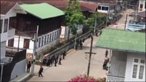 Militares disparan en Myanmar contra un grupo de manifestantes en plena calle