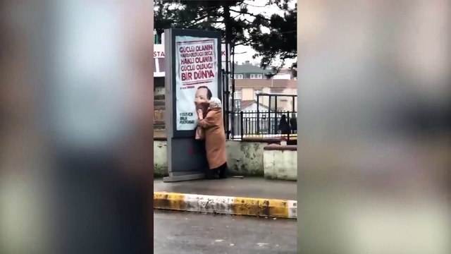 Erdoğan'ın fotoğrafını öpüp temizleyen teyze sosyal medyanın gündeminde