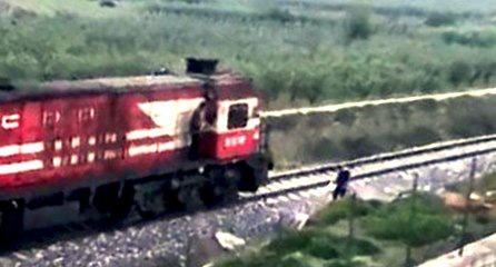 Makinist treni durdurdu, kurye iftarlık siparişini yetiştirdi