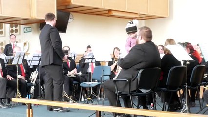Une enfant veut faire un câlin à son papa musicien