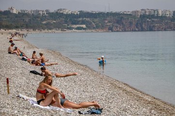 Kısıtlamadan muaf turistlerin sahil keyfi