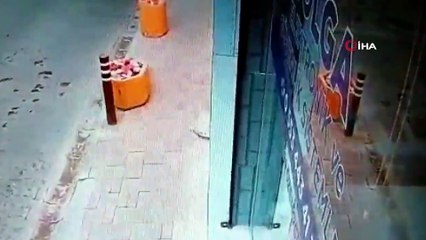 İş yerini, böyle kundakladı.. Önce camı kırdı, sonra ateşe verdi