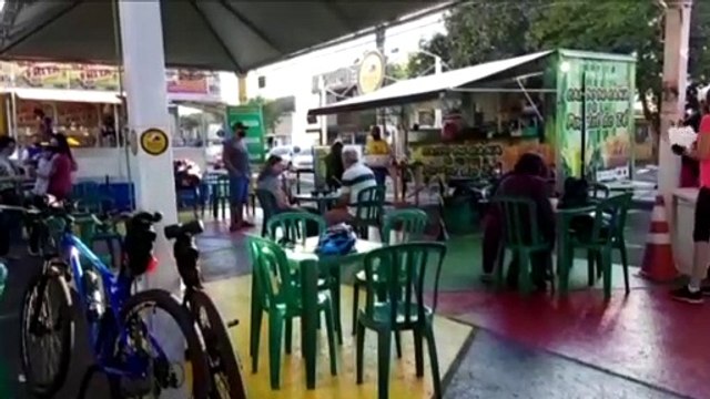 Com domingo ensolarado, cascavelenses aproveitam para visitar a Feira do Teatro