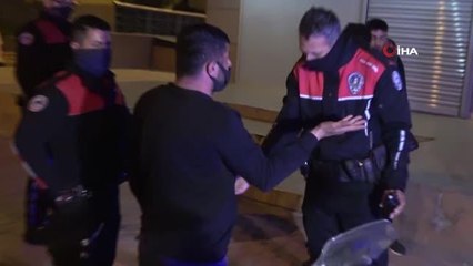 Kısıtlamaya uymayıp ortalığı birbirine kattılar: Kardeşinin ceza yediğini duyunca yanındaki şahsı tokatladı