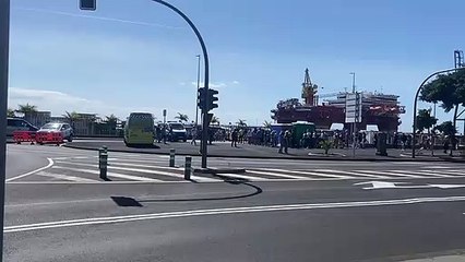 Colas para acceder al Rastro de Santa Cruz, que reabrió sus puertas el 18 de abril