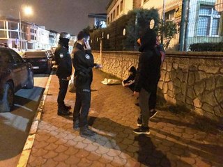 ATÖLYEDEN HIRSIZLIK YAPAN 4 KİŞİYİ BEKÇİLER YAKALADI