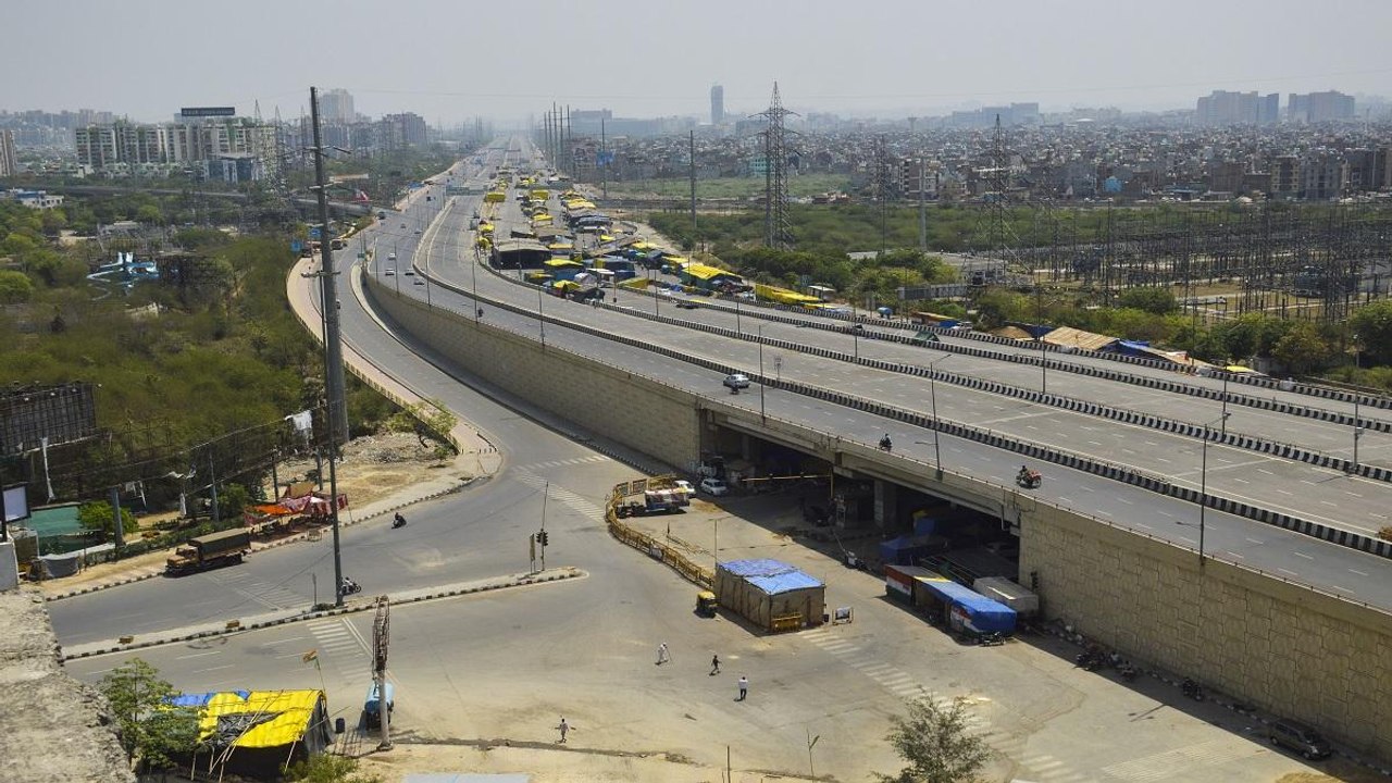 Coronavirus: Weekend lockdown empties Delhi's streets