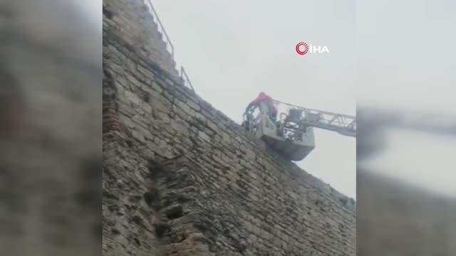 Eğlence amaçlı surların tepesine çıkan çocuklar mahsur kaldı