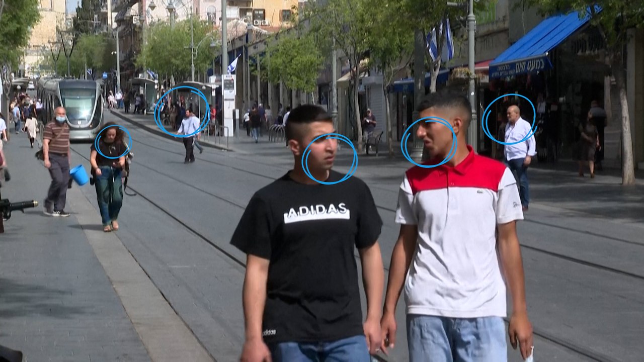 «On est libres, c’est un miracle» : les Israéliens heureux de faire tomber le masque en extérieur