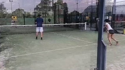 Le padel, un sport ludique, convivial et accessible