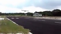 Ce pilote pose son avion en pleine tempête... Incroyable