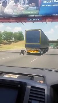 Cet handicapé en fauteuil roulant se fait tracter par un camion