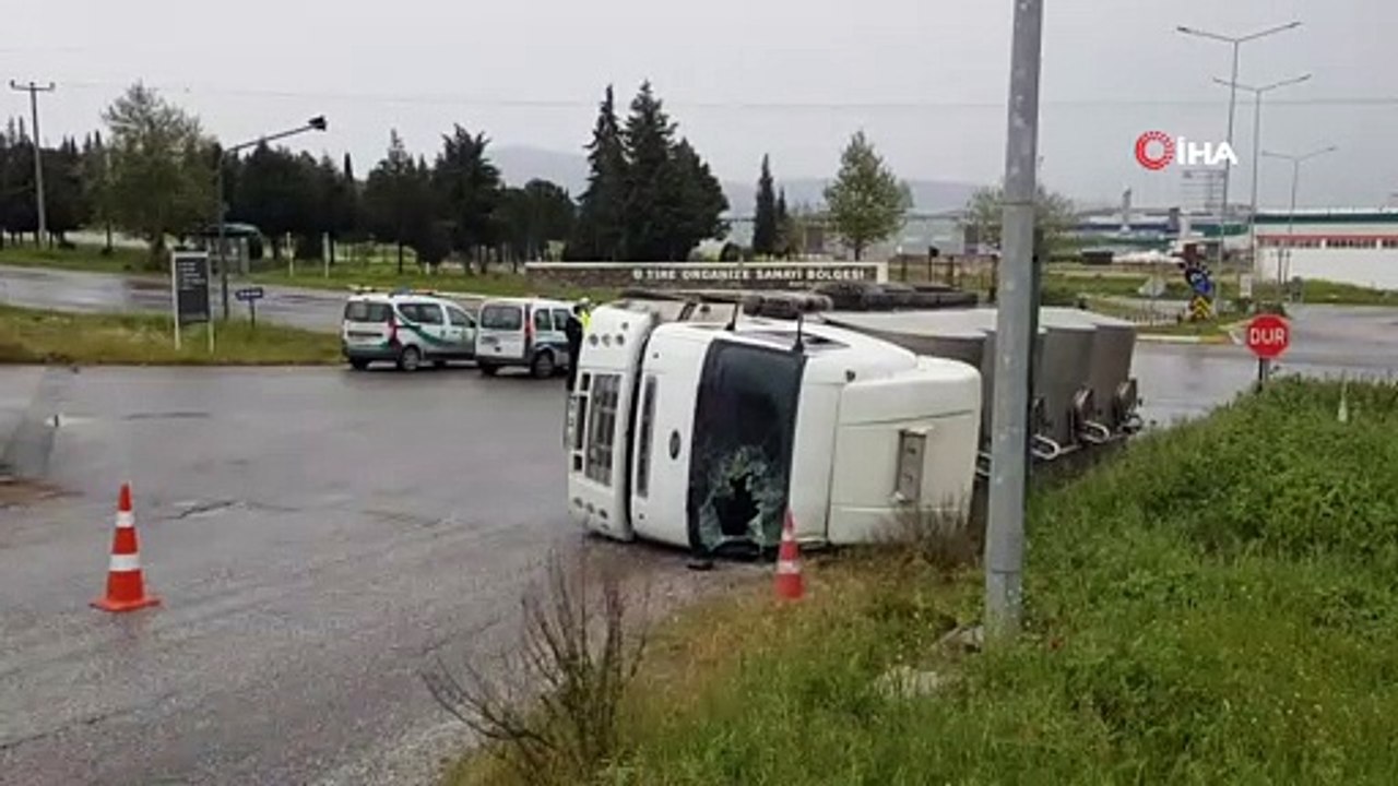 Yağmur kazaları beraberinde getirdi, kontrolden çıkan tanker yola devrildi