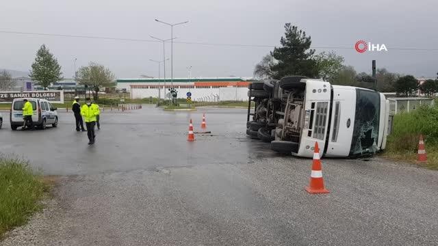 Yağmur kazaları beraberinde getirdi, kontrolden çıkan tanker yola devrildi