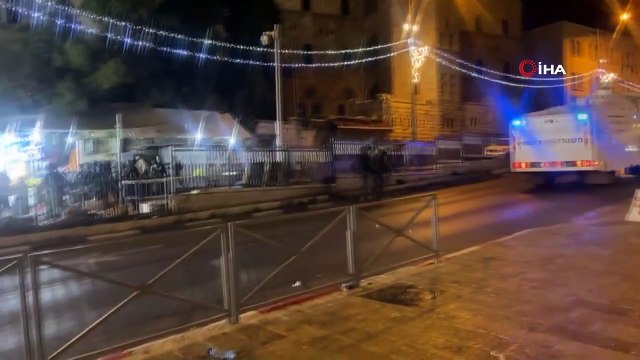 - İsrail güçleri, Mescid-i Aksa'da ibadet edenlere saldırmaya devam ediyor: 4 yaralı