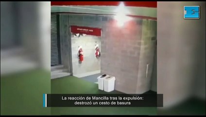 La reacción de Mancilla tras la expulsión: destrozó a patadas un tacho de basura del estadio
