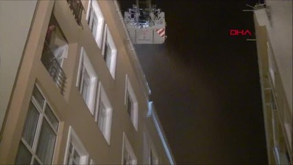 Son dakika haber: İSTANBUL-SİLİVRİ'DE SOKAĞA ÇIKMA KISITLAMASINA ALDIRMADILAR, ÇATIDAKİ YANGINI İZLEDİLER