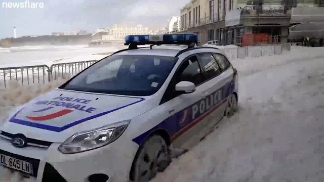 Biarritz kasabasında yollar 'köpük'le kaplandı!
