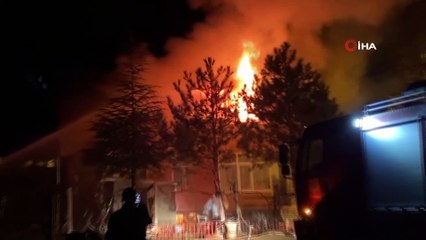 Sesleri duyunca ‘hırsız geldi’ zannetti: Tüfekle dışarı çıkınca alev alev yanan evini gördü