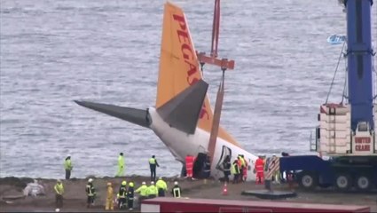 Pistten çıkan uçak santim santim havaya kaldırılıyor