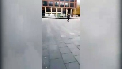 Fırtına yolda yürüyen insanları yerden yere savurdu!