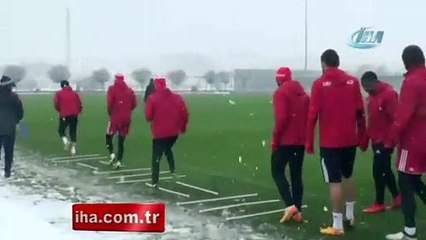 Sivasspor kar altında çalışmalarına devam ediyor